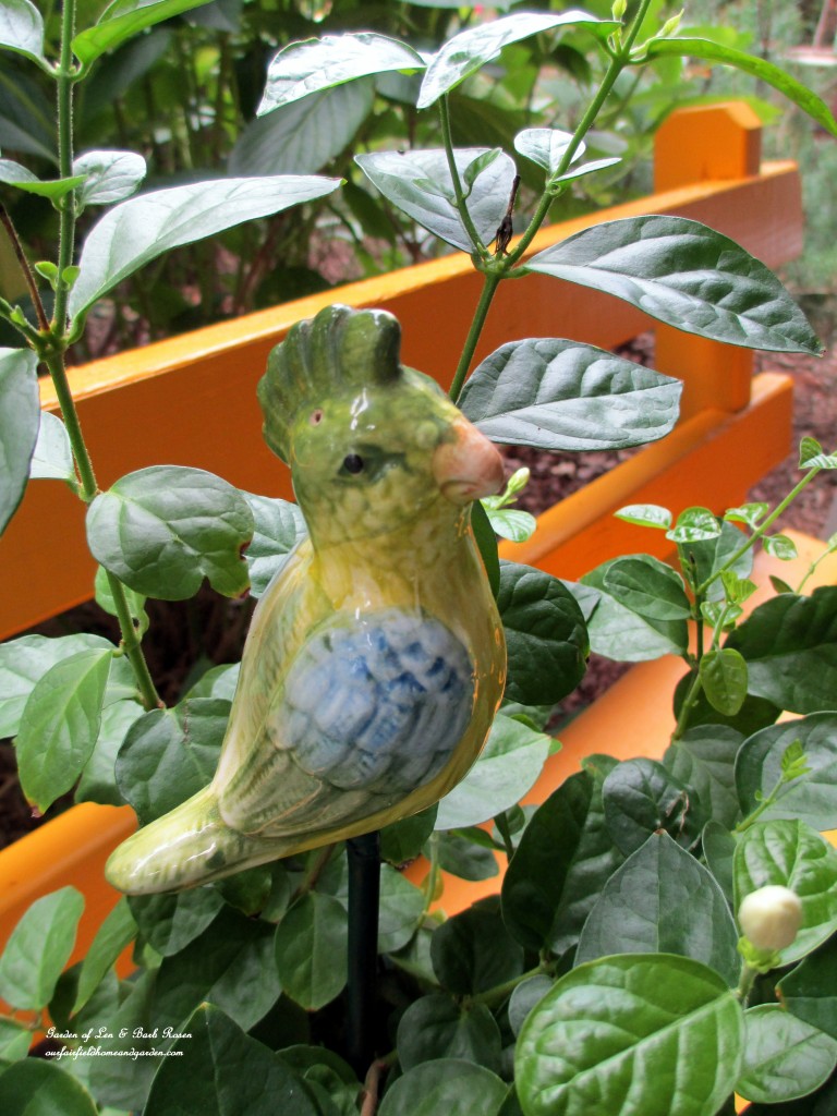 plant pokes https://lolajack-global.jp.net/diy-project-plant-pokes-from-vintage-salt-pepper-shakers/