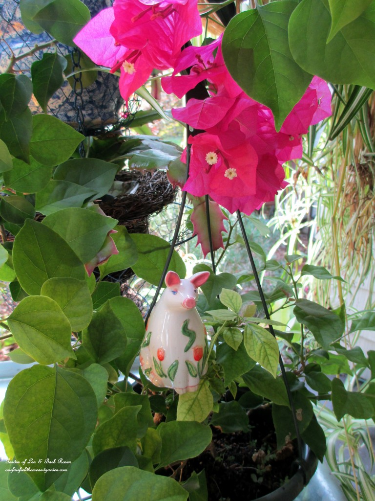 plant pokes https://lolajack-global.jp.net/diy-project-plant-pokes-from-vintage-salt-pepper-shakers/