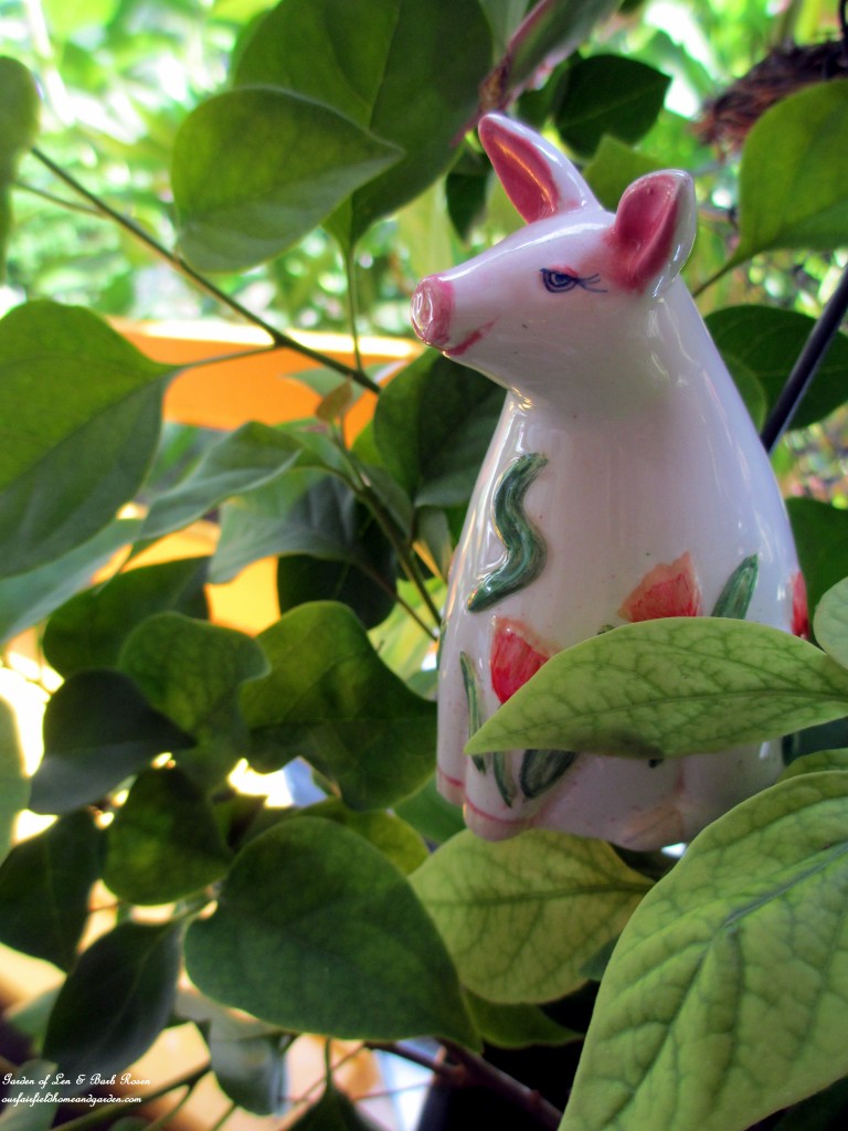 plant pokes https://lolajack-global.jp.net/diy-project-plant-pokes-from-vintage-salt-pepper-shakers/