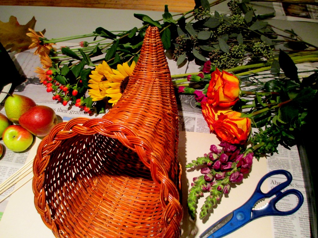 https://lolajack-global.jp.net/happy-thanksgiving-make-a-cornucopia-of-fresh-fruit-flowers-for-a-centerpiece/