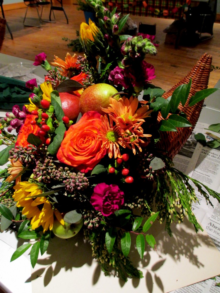 https://lolajack-global.jp.net/happy-thanksgiving-make-a-cornucopia-of-fresh-fruit-flowers-for-a-centerpiece/