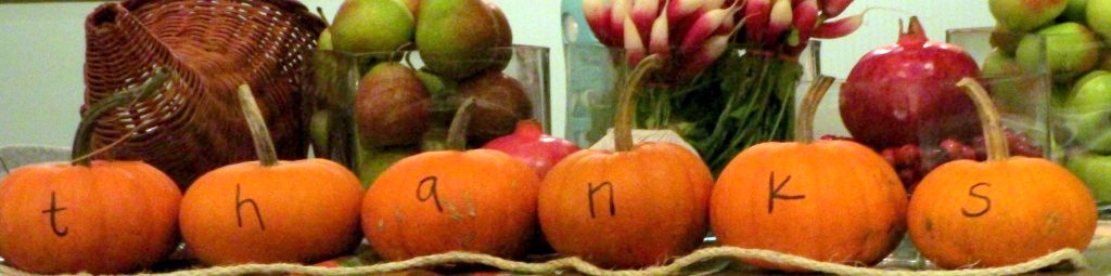 https://lolajack-global.jp.net/happy-thanksgiving-make-a-cornucopia-of-fresh-fruit-flowers-for-a-centerpiece/