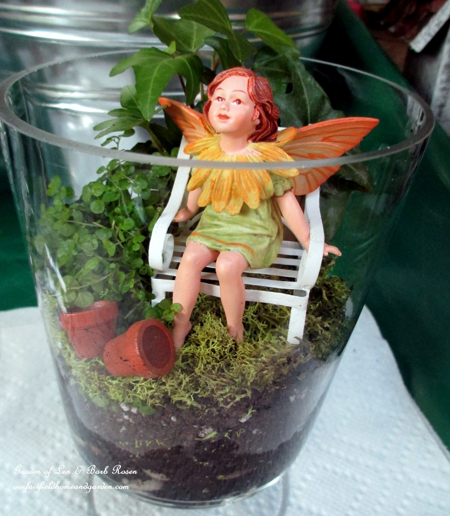 https://lolajack-global.jp.net/diy-project-summer-enchantment-in-a-jar/ Add dried or fresh moss and little accents like a seated fairy and tiny clay pots.