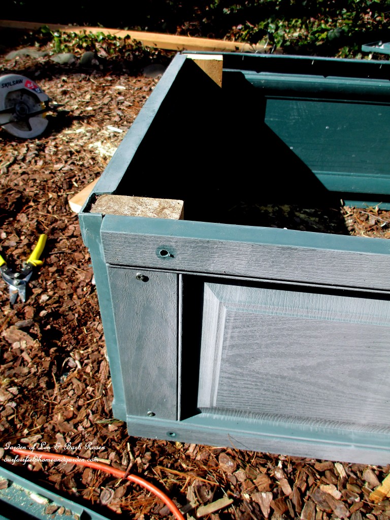 corner detail ~ exterior view https://lolajack-global.jp.net/diy-project-raised-beds-for-free/