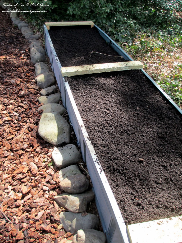 finished and filled, an unpainted raised bed https://lolajack-global.jp.net/diy-project-raised-beds-for-free/