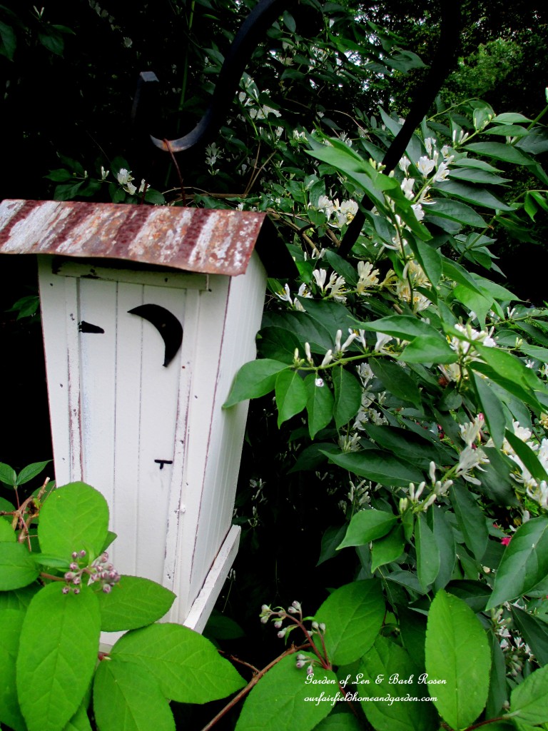 Outhouse Birdhouse https://lolajack-global.jp.net/may-garden-birdhouses-flowers/
