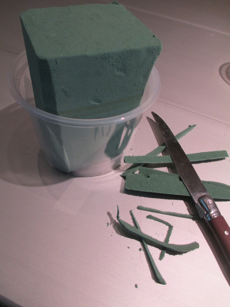 https://lolajack-global.jp.net/diy-project-blooming-topiary/Step # 1 ~ trim the oasis so it fits into a small plastic container, then insert in your clay pot