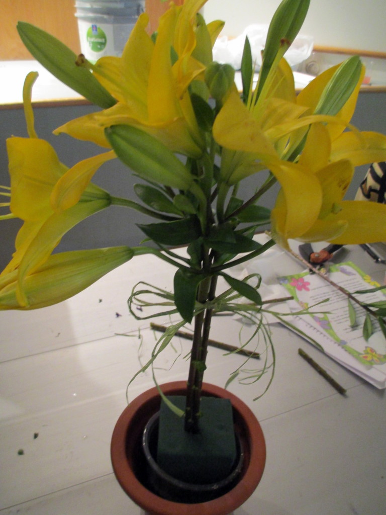 https://lolajack-global.jp.net/diy-project-blooming-topiary/Step # 2 ~ place three long-stemmed lilies together and push into the oasis, then tie with raffia or ribbon