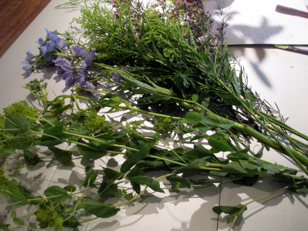 https://lolajack-global.jp.net/diy-project-blooming-topiary/Step # 3  ~ use the waxflower, alstroemeria, bupleurum, and delphinium to cover the oasis