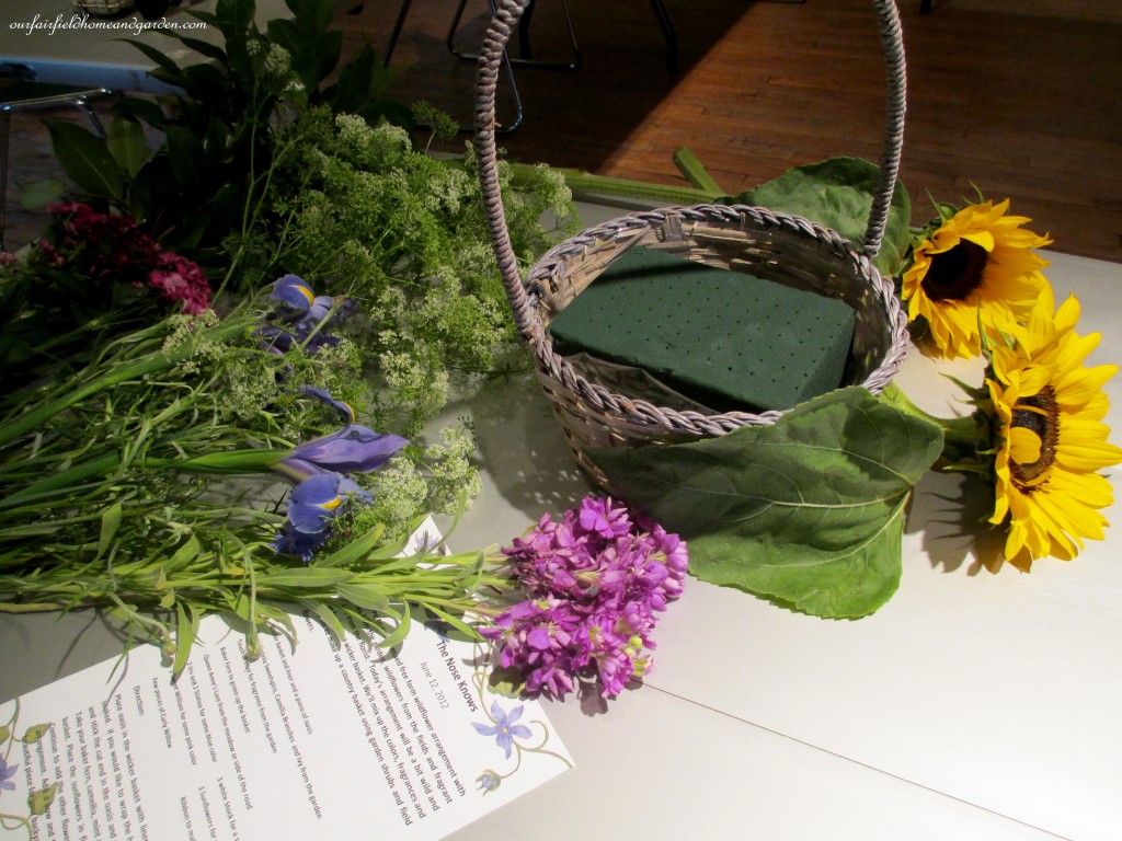 gathered materials ready to arrange https://lolajack-global.jp.net/diy-project-country-flower-basket/