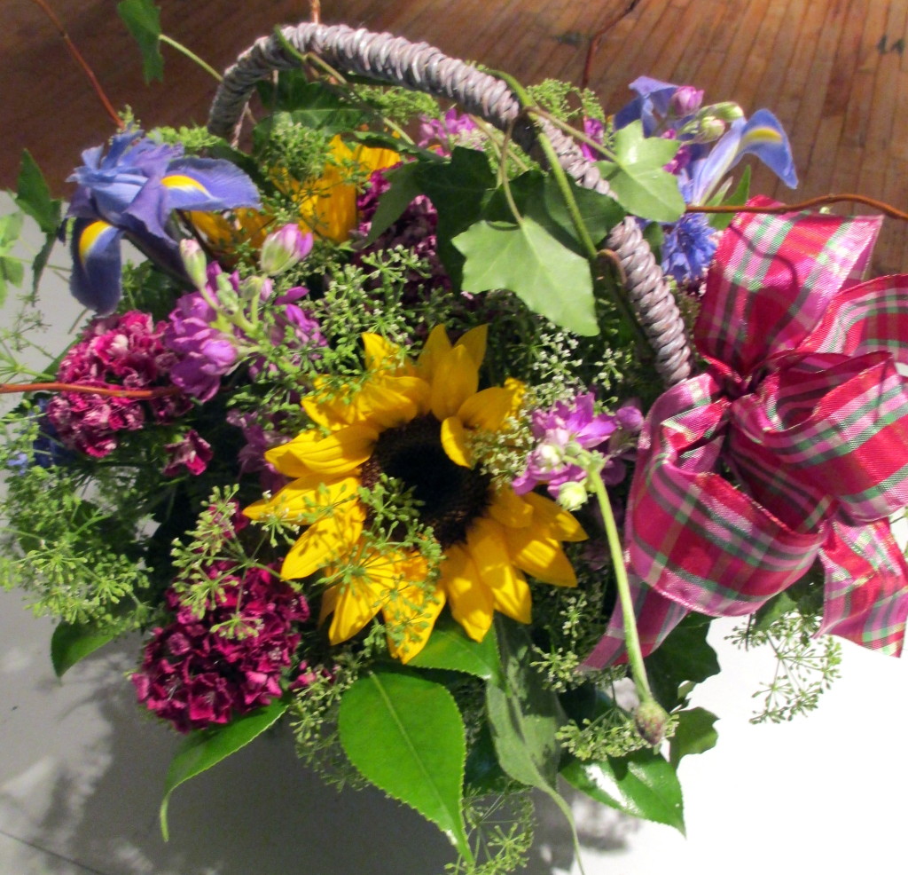a finished country basket https://lolajack-global.jp.net/diy-project-country-flower-basket/