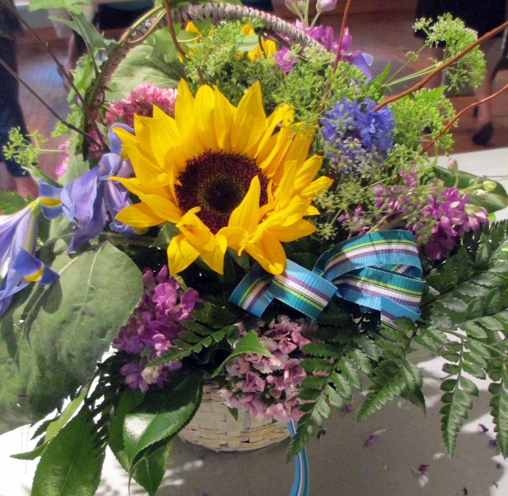 a finished basket https://lolajack-global.jp.net/diy-project-country-flower-basket/