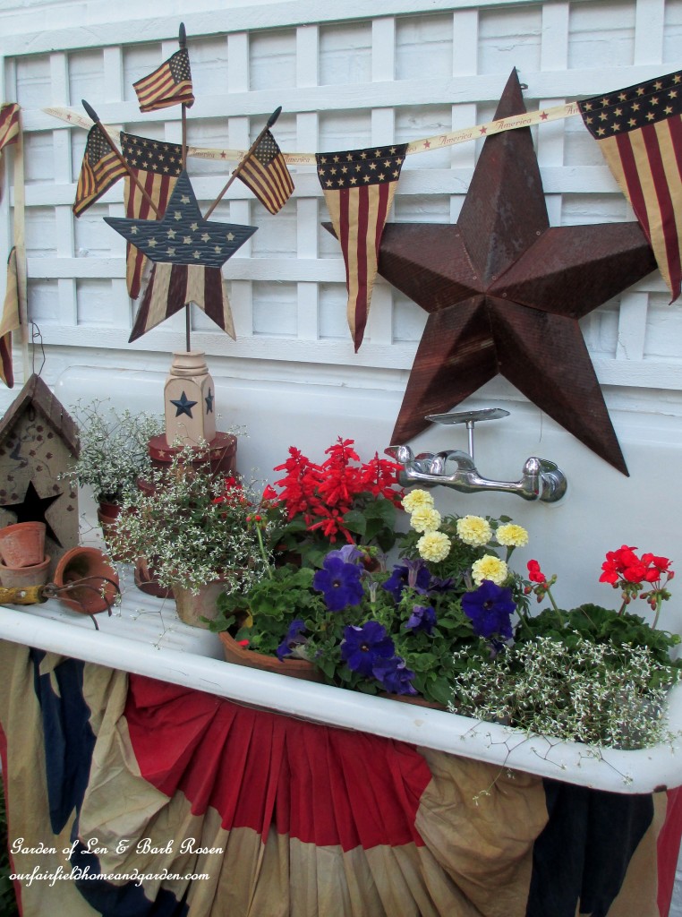 Red, white and blue flowers in the potting sink! https://lolajack-global.jp.net/happy-4th-of-july-patriotic-potting-sink/