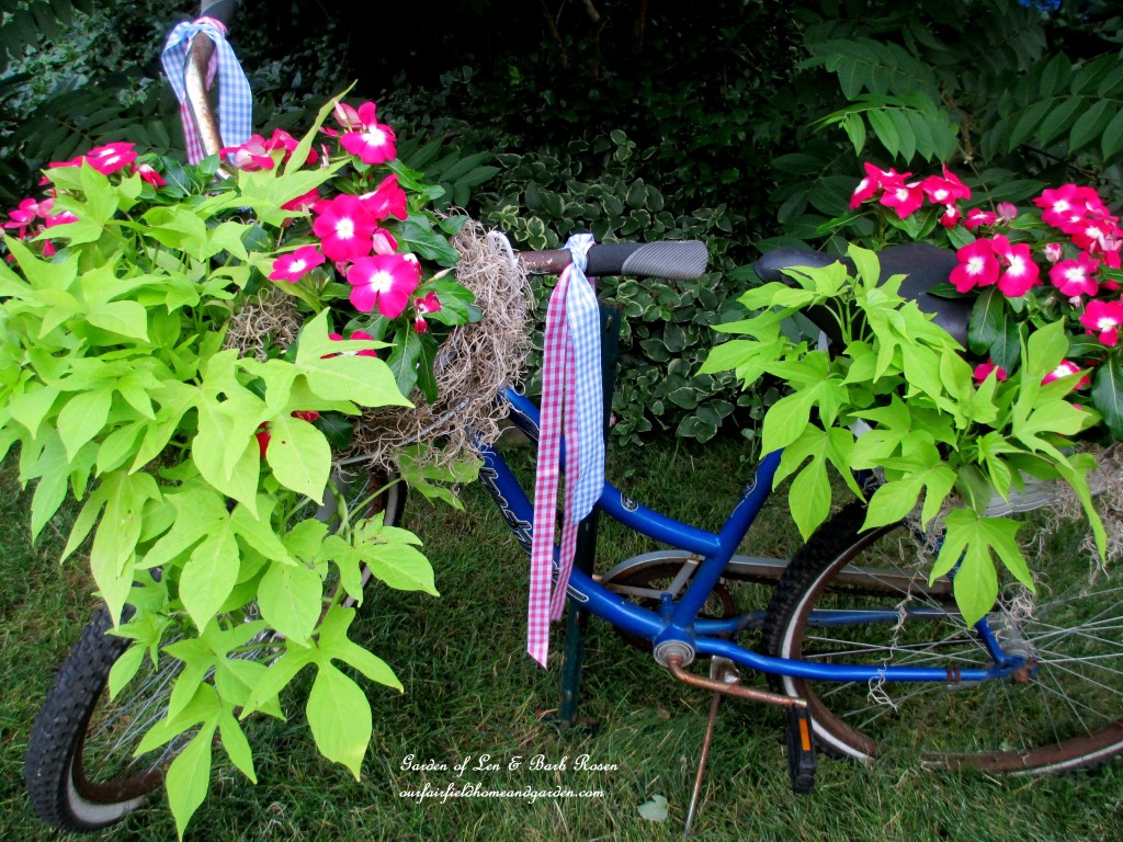 My completed bicycle planter complete with ribbon streamers!https://lolajack-global.jp.net/diy-project-my-bicycle-planter/