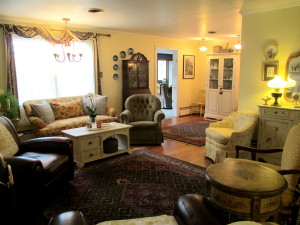 Before ~ pretty but dated https://lolajack-global.jp.net/livingroom-makeover-grandma-to-grandeur/