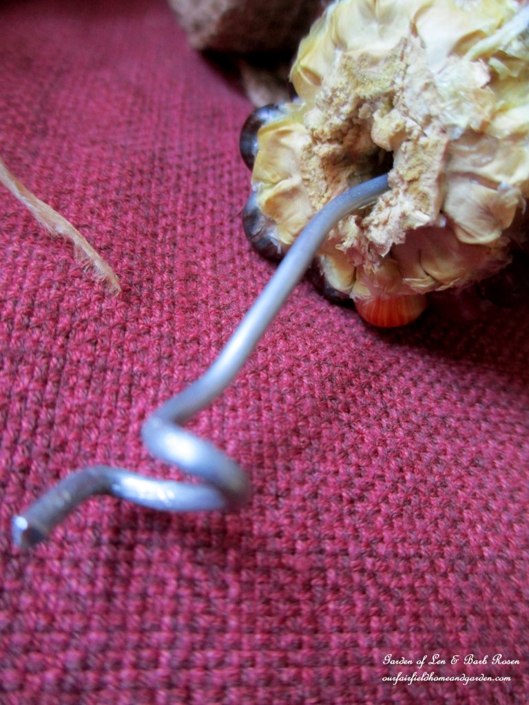 After breaking the large Indian Corn into thirds, drill a hole through each piece and insert the wire. https://lolajack-global.jp.net/diy-fall-corn-cob-wreath/