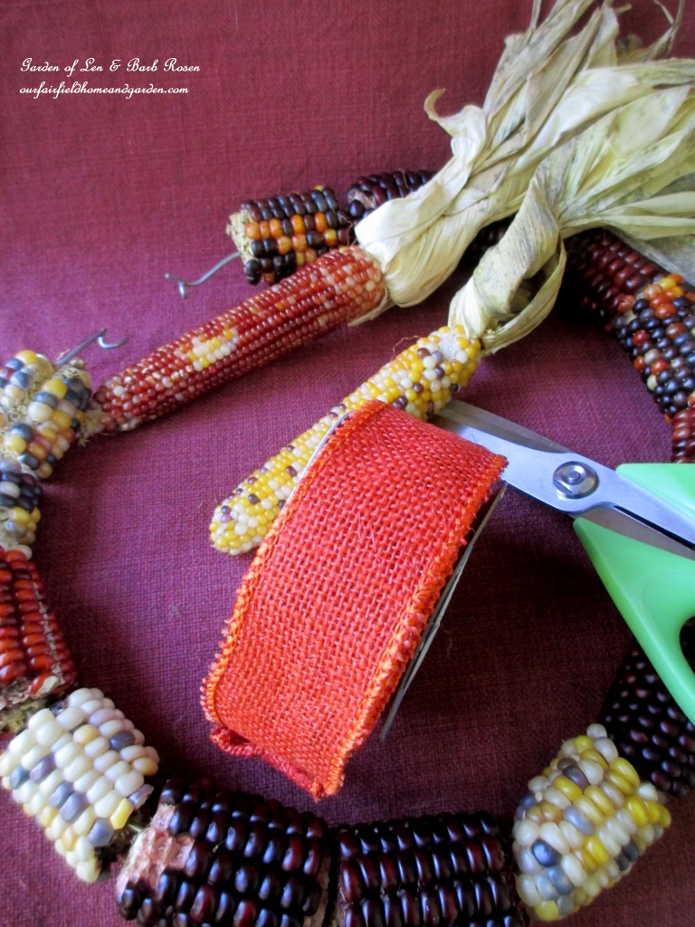 Twist the wire ends together to make a circle. https://lolajack-global.jp.net/diy-fall-corn-cob-wreath/