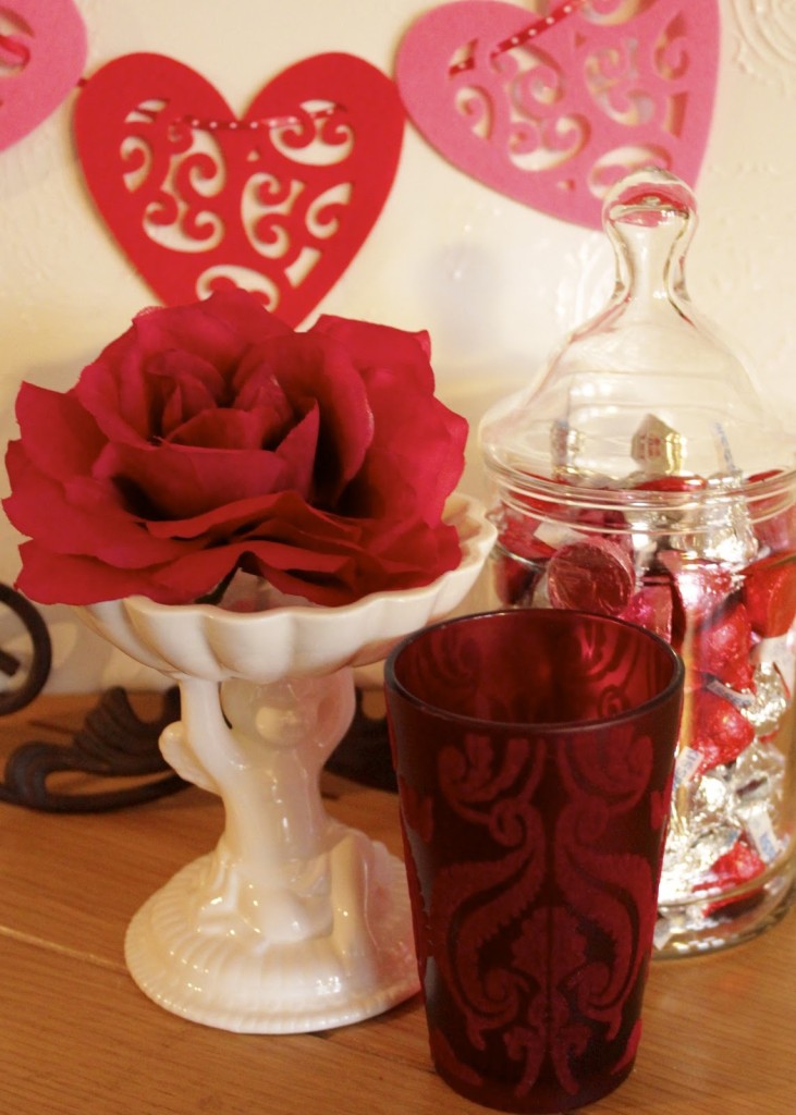 Valentine Decor http://www.newhousenewhomenewlife.com/2012/02/just-touch-of-valentine-decor.html