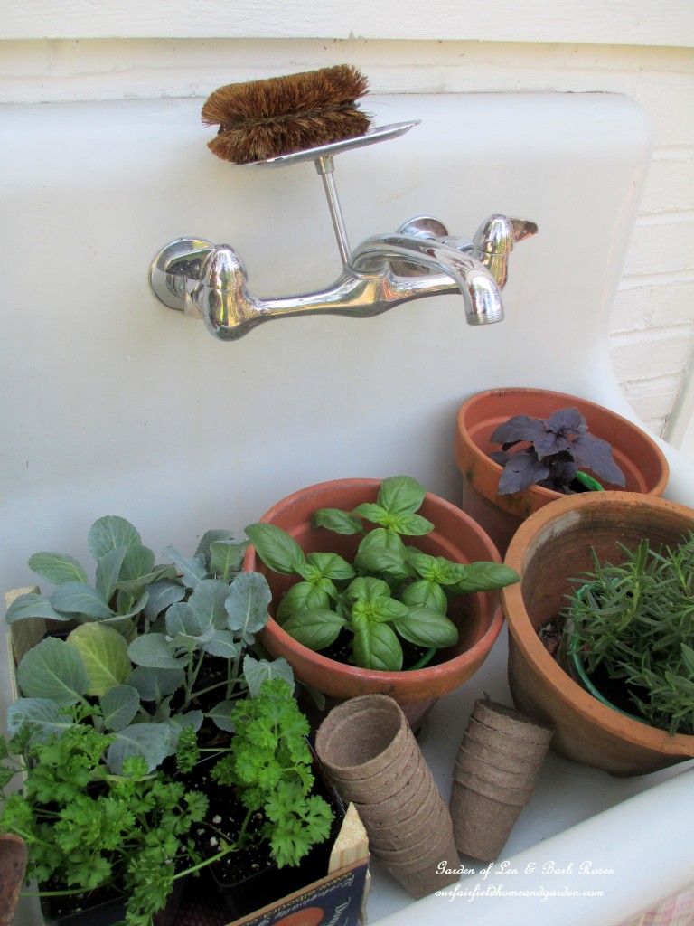 potting bench https://lolajack-global.jp.net/its-about-blooming-time-spring-potting-time/
