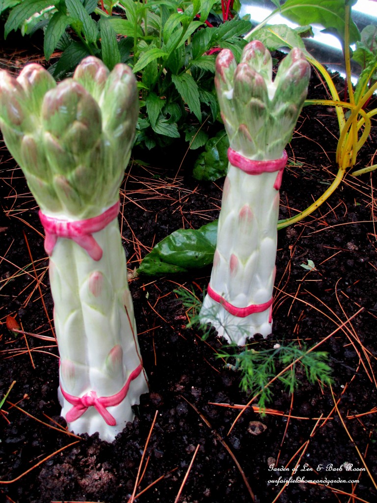 Candle Holders as garden accents! https://lolajack-global.jp.net/kitschy-kitchen-garden-accents/