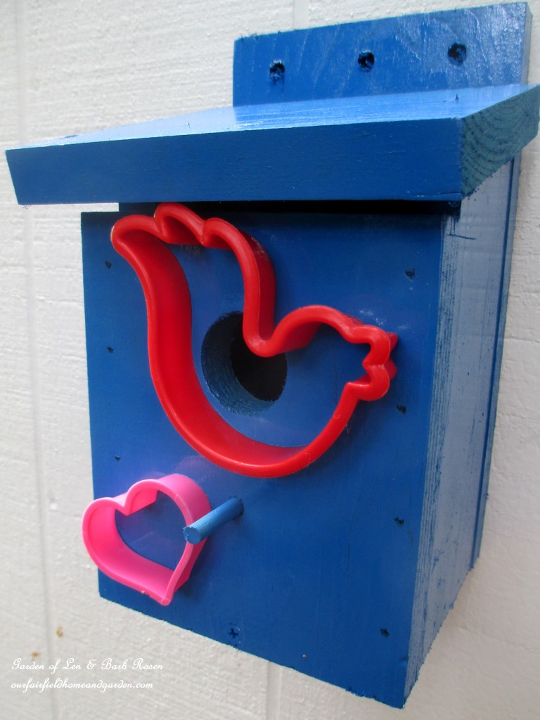 Cookie Cutter Birdhouse https://lolajack-global.jp.net/kitschy-kitchen-garden-accents/