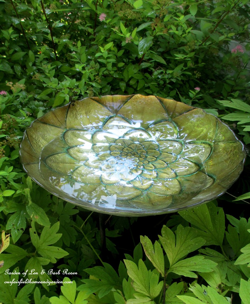 Decorative Dish Birdbath https://lolajack-global.jp.net/diy-bird-baths-bring-birds-to-your-garden/