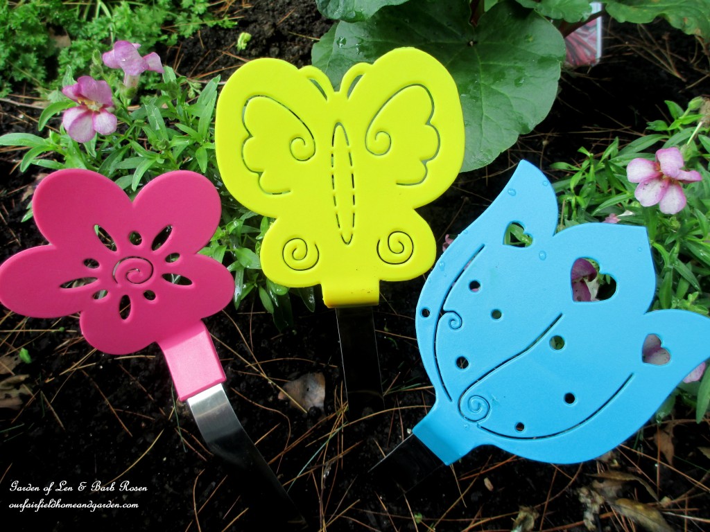 Dollar Store Spatula Garden Accents https://lolajack-global.jp.net/kitschy-kitchen-garden-accents/
