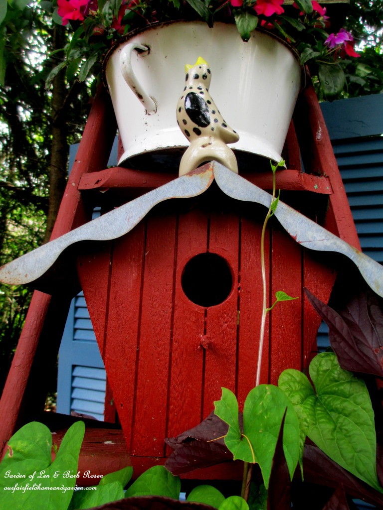 Pie Bird garden accent https://lolajack-global.jp.net/kitschy-kitchen-garden-accents/