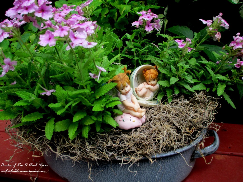 Roasting Pan Planter https://lolajack-global.jp.net/kitschy-kitchen-garden-accents/