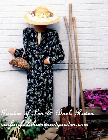 Pretty Scarecrow https://lolajack-global.jp.net/diy-project-wood-scrap-scarecrow-my-garden-maiden/