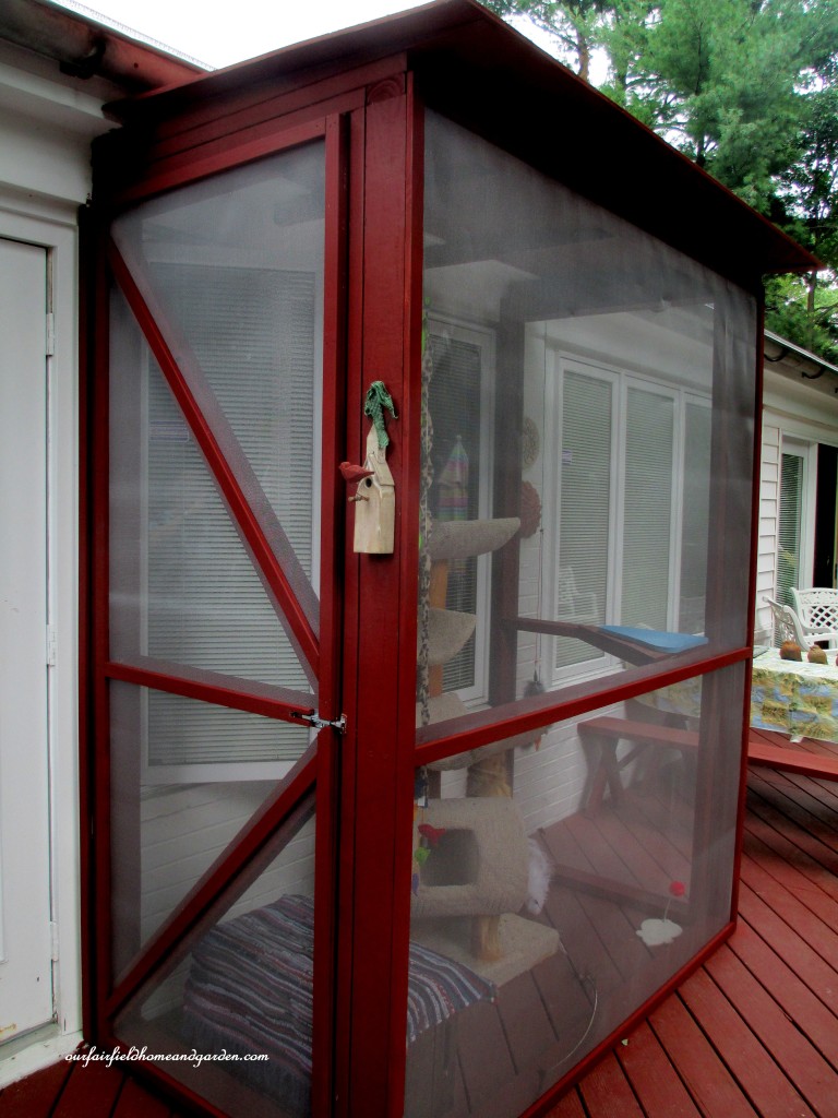 Catio https://lolajack-global.jp.net/build-a-catio-a-tiny-screen-house-for-kitty-cats/