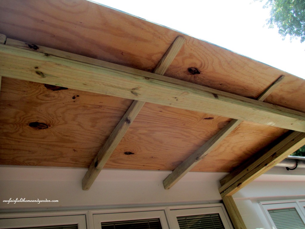 Catio https://lolajack-global.jp.net/build-a-catio-a-tiny-screen-house-for-kitty-cats/