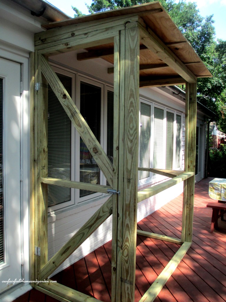Catio https://lolajack-global.jp.net/build-a-catio-a-tiny-screen-house-for-kitty-cats/