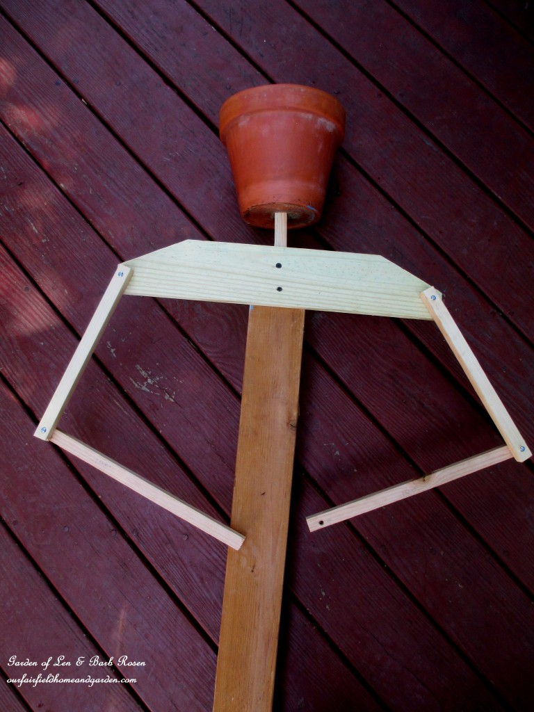 Scarecrow Frame https://lolajack-global.jp.net/diy-project-wood-scrap-scarecrow-my-garden-maiden/