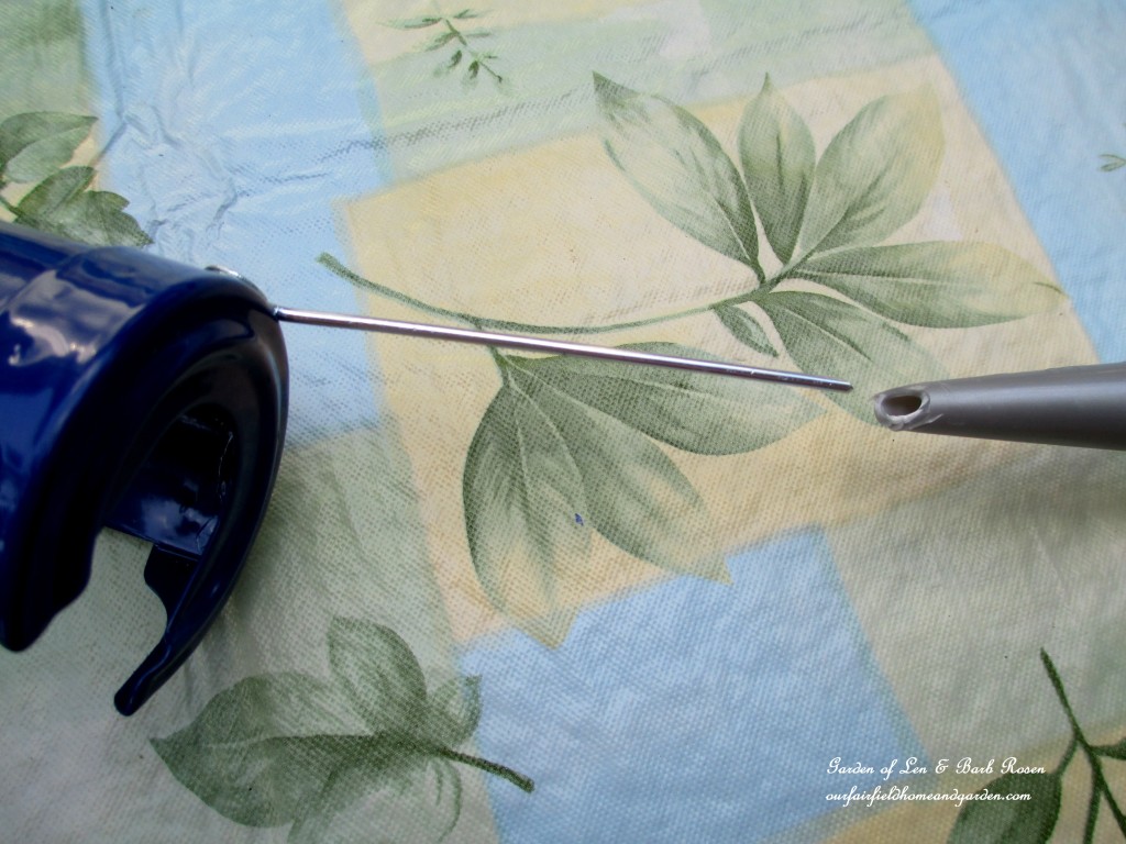 Caulking the planter https://lolajack-global.jp.net/diy-windowsill-windowboxes/