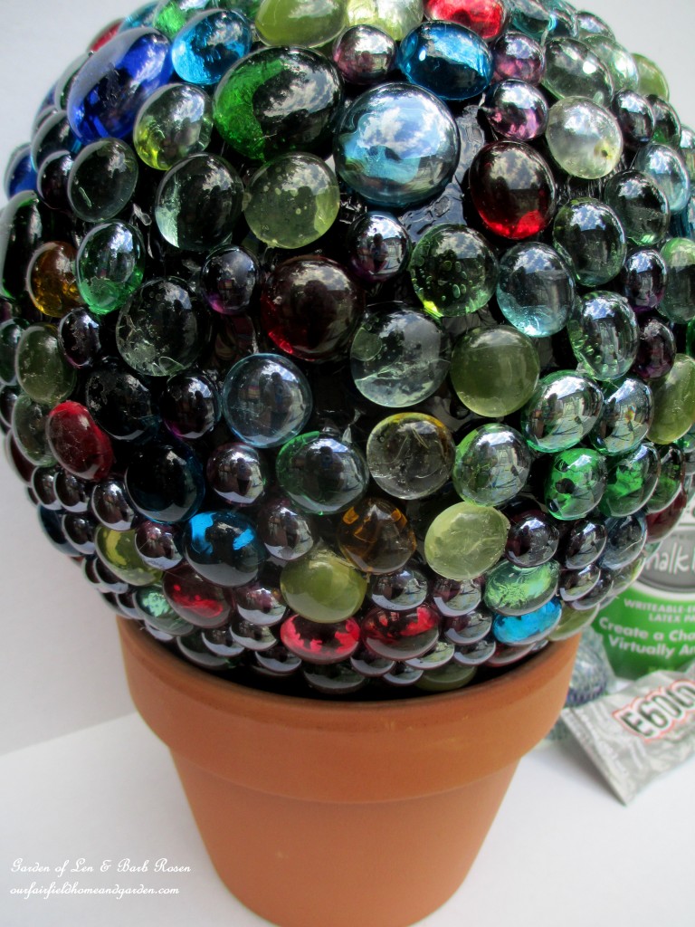 Use the flower pot as a base as you glue! https://lolajack-global.jp.net/diy-project-bowling-ball-garden-accent/