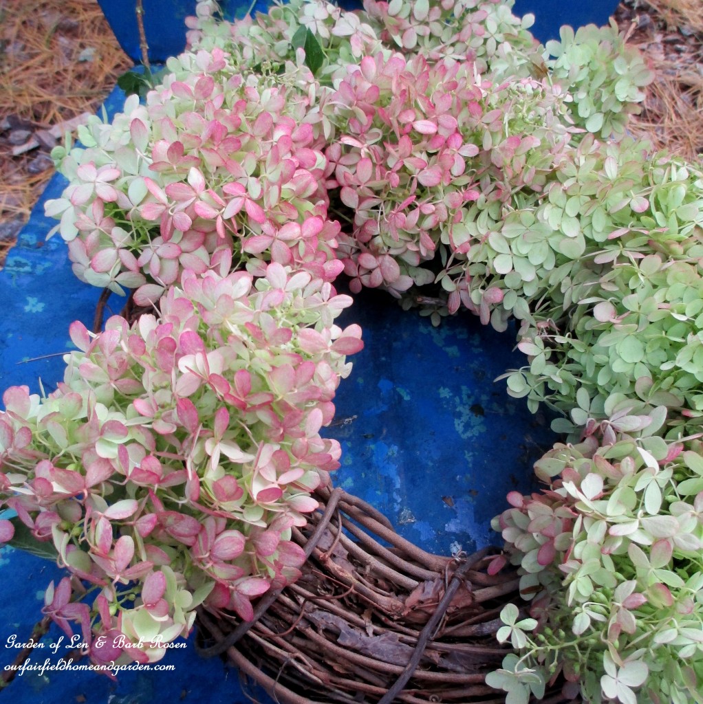Making a Hydrangea wreath https://lolajack-global.jp.net/diy-free-fall-wreath-using-hydrangeas/