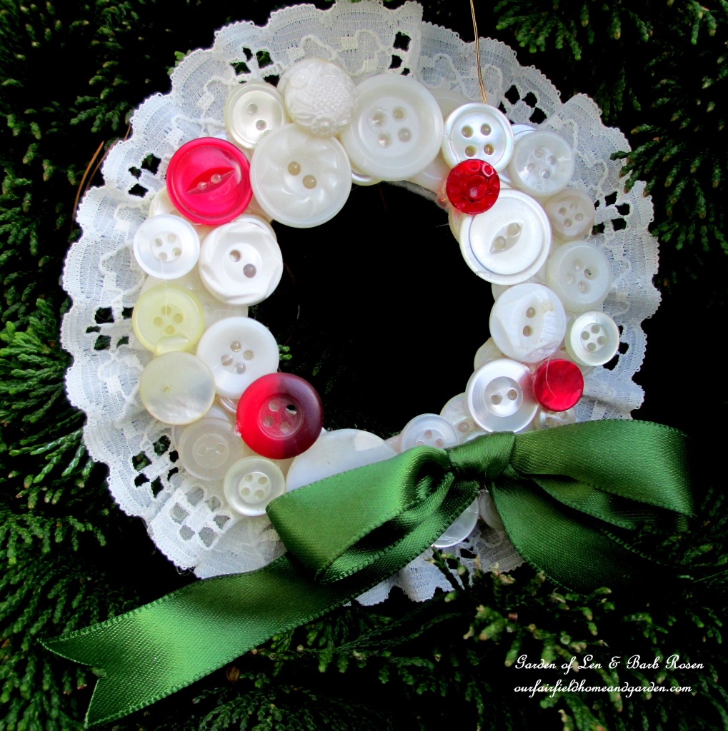 Button Wreath Ornament https://lolajack-global.jp.net/vintage-button-wreath-ornament-a-diy-in-your-sewing-basket/