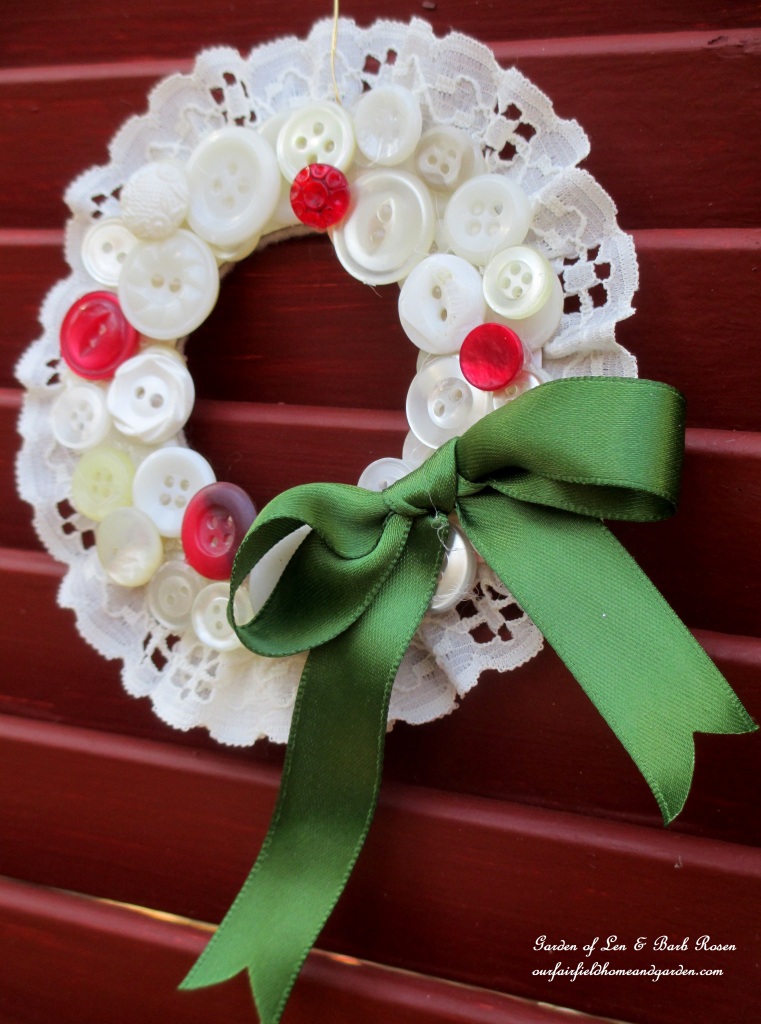 Vintage Button Wreath https://lolajack-global.jp.net/vintage-button-wreath-ornament-a-diy-in-your-sewing-basket/