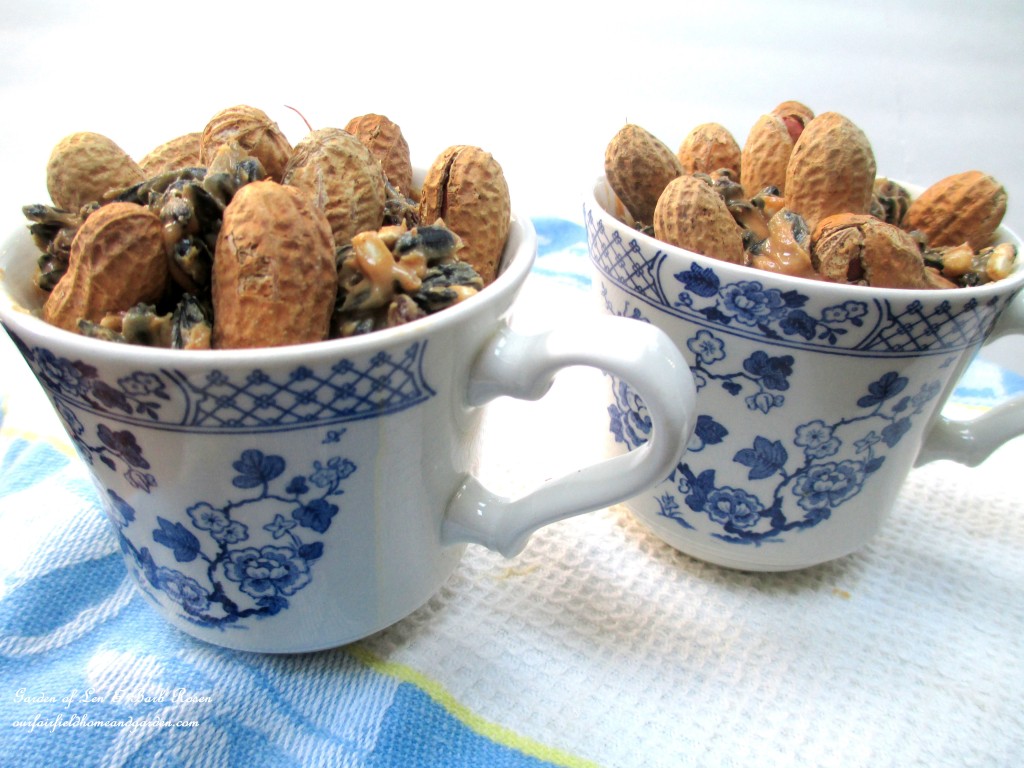 Teacups filled with suet mix. https://lolajack-global.jp.net/birdfeeders-use-what-you-have/