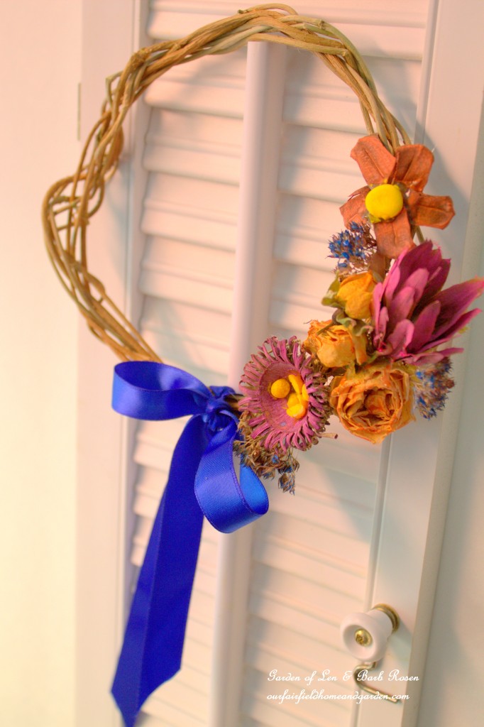 Natural materials wreath enhanced with watercolors. https://lolajack-global.jp.net/diy-spring-wreaths/