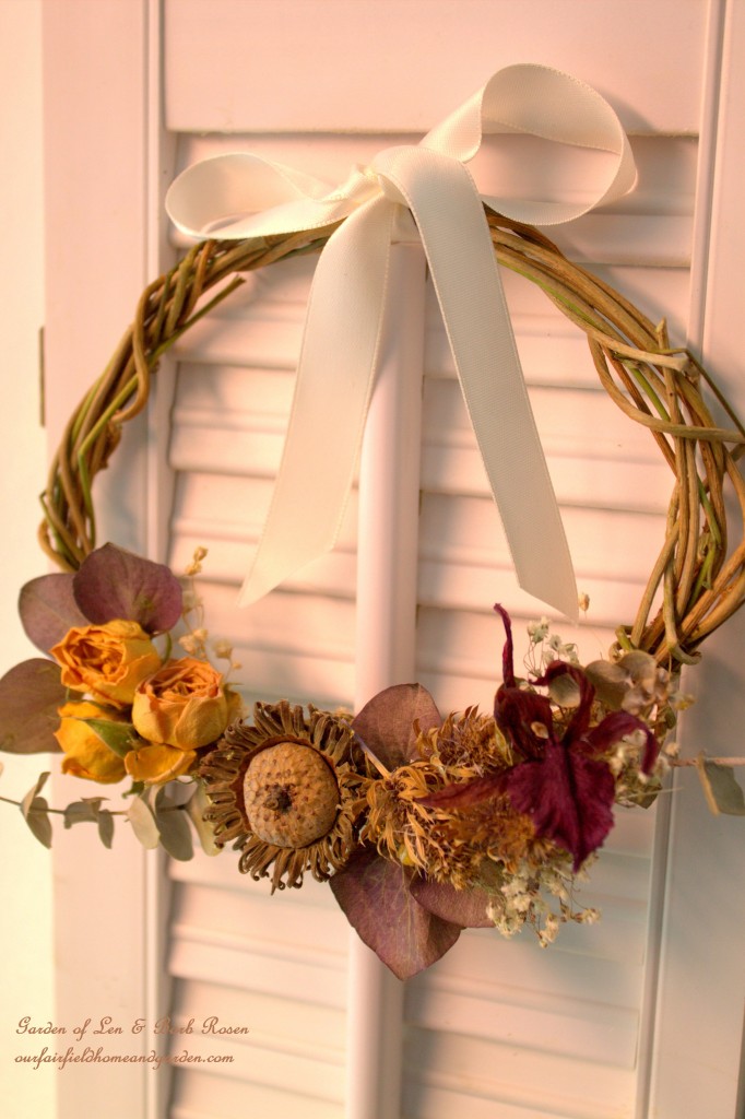 Naural wreath made of dried plant materials. https://lolajack-global.jp.net/diy-spring-wreaths/