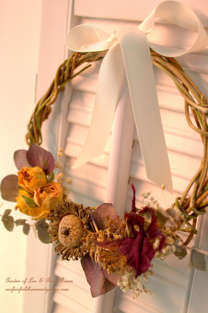 Natural Wreath with dried eucalyptus leaves, acorns, baby's breath, miniature roses and orchid flower     https://lolajack-global.jp.net/diy-spring-wreaths/