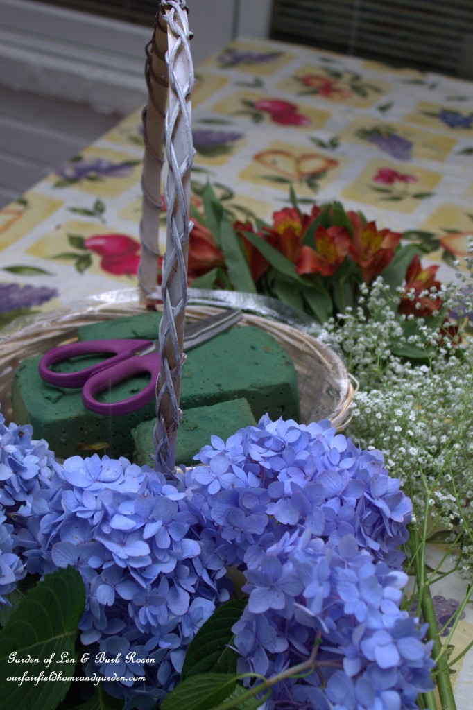 DIY Basket Bouquet https://lolajack-global.jp.net/diy-basket-bouquet-for-cheap/