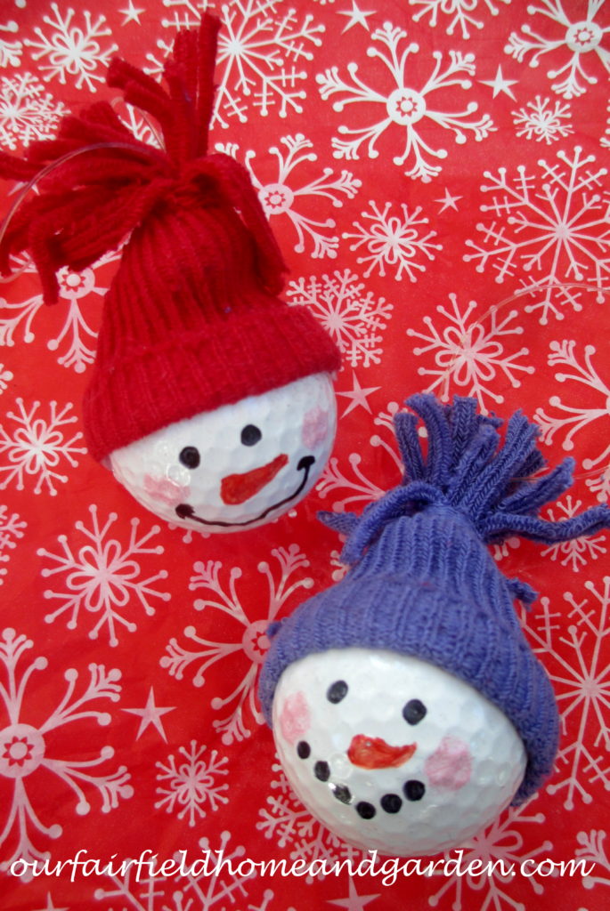 Snowman Ornaments ~ a quick and easy craft the whole family will enjoy! https://lolajack-global.jp.net/snowman-ornaments-from-golfballs/