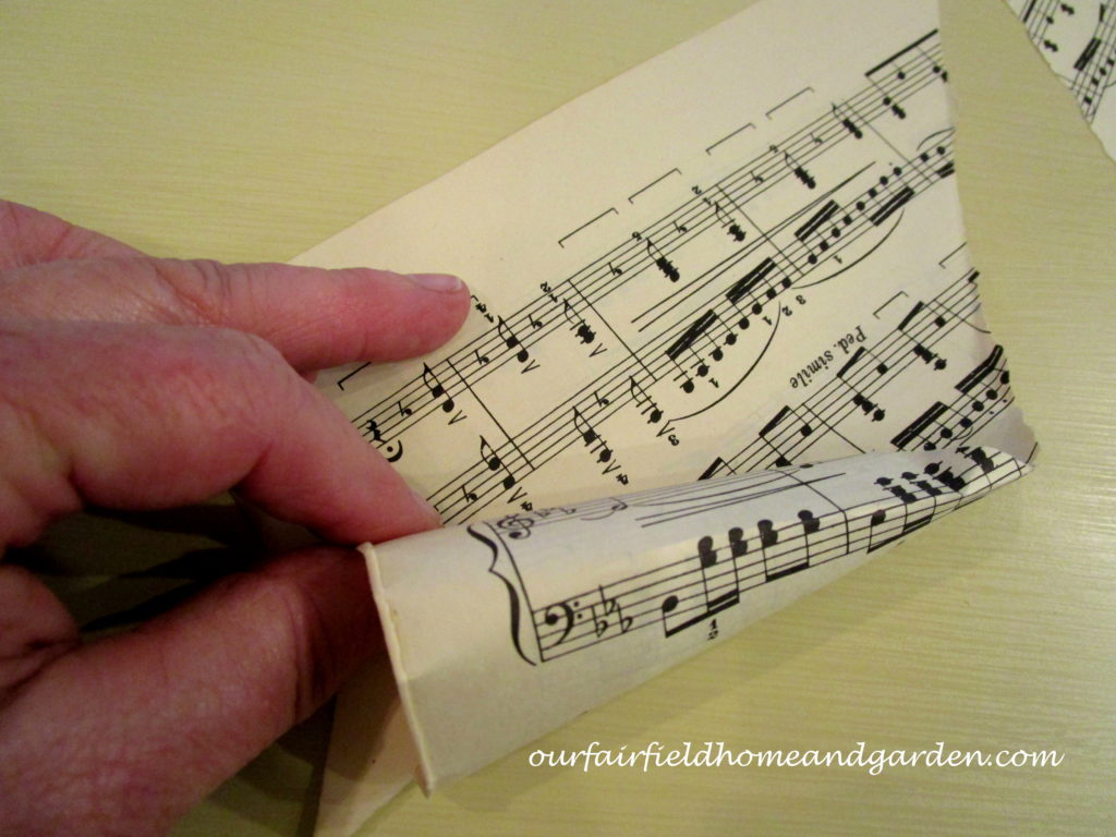 Music Sheet Christmas Tree https://lolajack-global.jp.net/diy-make-music-sheet-christmas-trees/
